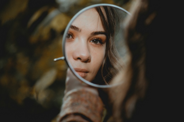 鏡を見る女性