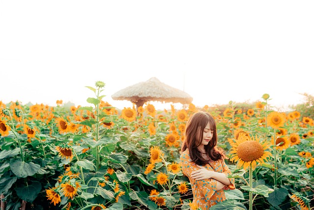 花に囲まれる女性