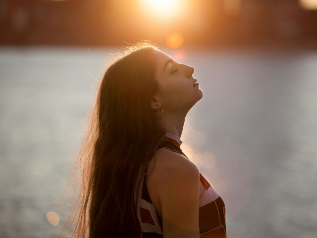 夕日を浴びる女性