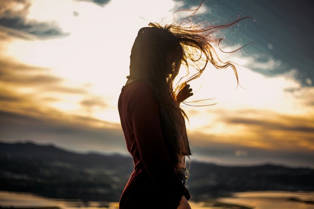 女性と夕日