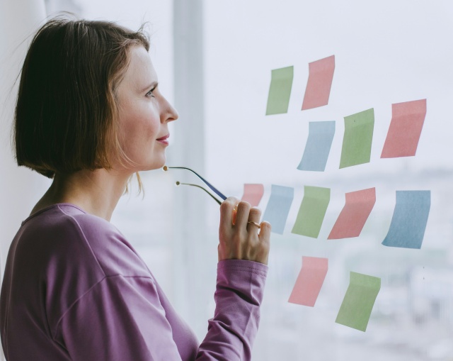 未来を思い描く女性