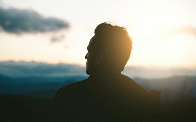 夕焼けを見つめる男