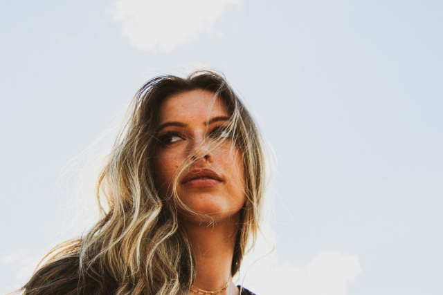 空を見上げる女性