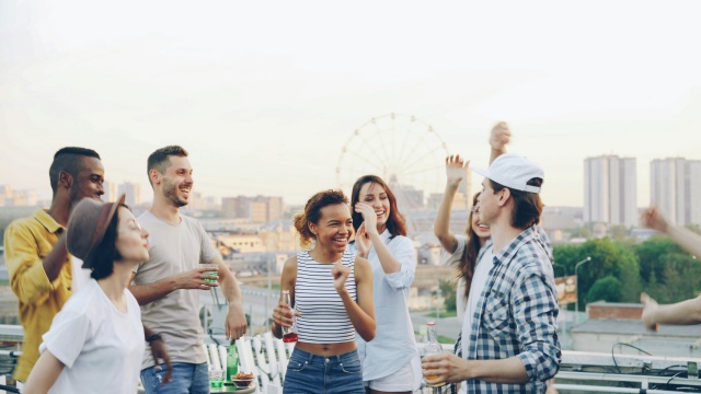 楽しそうな人々