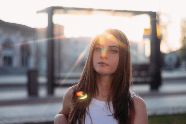 女性に光が差している写真